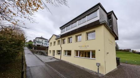 Schulhaus Ansicht aussen Ecke Ost