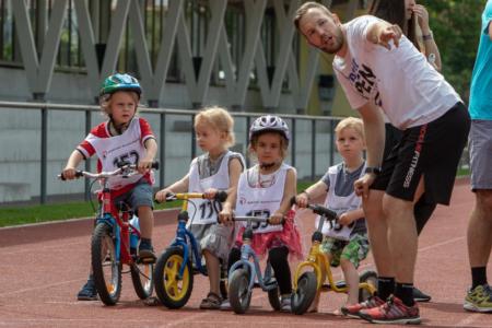 Schüler der Spielgruppe mit Startnummern auf Fahrrädern