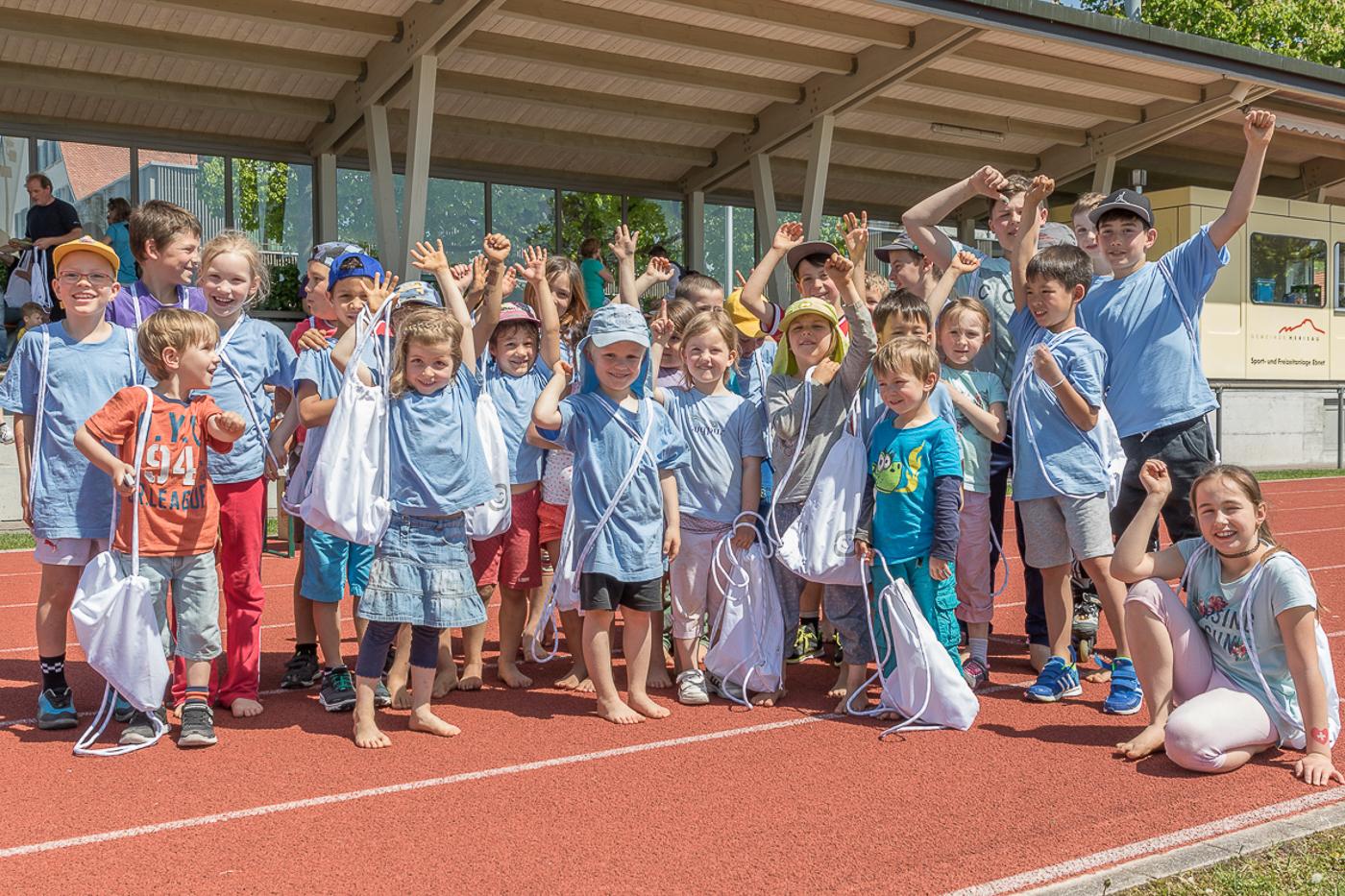 Gruppenfoto Schüler auf Laufbahn